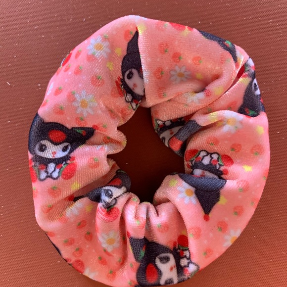 Kuromi strawberry velvet soft Scrunchie - Picture 3 of 7